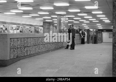 Tatsächlich 22 - 2 - 1974: DUS mit der Police Die Bezirkspolizei ist ein seltsames Phänomen, das als eine Art Pufferzone zwischen dem gewöhnlichen Polizisten und dem Jungen auf der Straße agiert. Der Zweck besteht in erster Linie darin, Verbrechen zu verhindern. Current ist bei den Offizieren Helge Løhren und Lars Stubstad. Foto: Ivar Aaserud / Aktuell / NTB ***FOTO NICHT ABGEBILDET*** Stockfoto