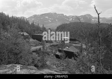 Aktuell 28 - 3 - 1974: Kabinenurlaub in einer neuen WegEven in Norwegen haben wir keinen Platz für eine unbegrenzte Anzahl von Hütten und Ferienhäusern in unserer geräumigen Natur, wenn es unberührte Gebiete bleiben soll. Wir müssen mehr Leute für jede Hütte zusammenbringen und sie in Dörfern mit guter Abfallentsorgung und Abwasser abholen, wie es in Gausta Fjellgrend geschehen ist. In Gausta Fjellgrende besitzen 48 Genossenschaftsbesitzer acht komfortable und attraktive Hütten. Foto: Sverre A. Børretzen / Aktuell / NTB ***FOTO NICHT IMAGE PROCESSED*** Stockfoto