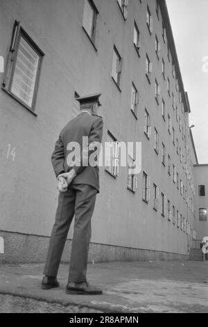 Tatsächlich 29 - 4 - 1974: Eine Nacht im Gefängnis Oslo Bezirksgefängnis, Station B, ist Norwegens größtes Gefängnis. Hinter den hohen Mauern zerquetscht sich die Finsternis. Die Isolation ist fast vollständig. Es ist ein schwieriger Prozess, sich an diese Umgebung zu gewöhnen. Foto: Sverre A. Børretzen / Aktuell / NTB ***FOTO NICHT IMAGE PROCESSED*** Stockfoto