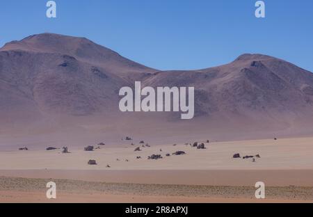 Malerische Wüste Salvador Dali, nur ein natürlicher Anblick auf der malerischen Lagunenroute durch den bolivianischen Altiplano in Südamerika Stockfoto