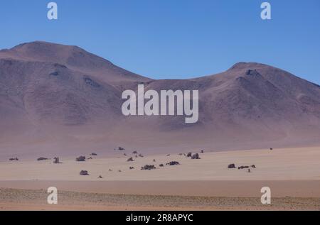 Malerische Wüste Salvador Dali, nur ein natürlicher Anblick auf der malerischen Lagunenroute durch den bolivianischen Altiplano in Südamerika Stockfoto