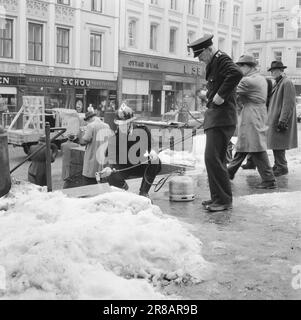 Aktuelle 13-7-1960: Wer hat geschossen? Ein Schuss kam aus dem Hotelzimmer im fünften Stock einer Farm in Richtung Karl-Johans-Tor. Im gleichen Moment brach ein Mann mittleren Alters auf einer Treppe die Straße runter zusammen, mit den Händen auf den Bauch gedrückt. Bevor er ohnmächtig wurde, beschwerte sich der 56-jährige Stationsvorarbeiter Nils Mathiesen über die Leute, die um ihn herum waren: Wer hat auf mich geschossen? Während die Ärzte um Mathiesen's Leben kämpften und die Leute sich beeilten, begannen die Ermittler mit ihrer gründlichen Arbeit. Nach sechs hektischen Stunden konnten sie die Frage beantworten. Der Schnee wurde mit Hilfe eines Flammenwerfers weggeschmolzen Stockfoto