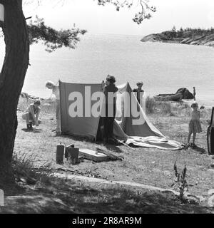 Derzeit 31-6-1960: Der Feiertag steht vor Tausenden von Menschen, die mit dem Auto oder Zelt in Urlaub fahren. Foto: Aage Storløkken / Aktuell / NTB ***FOTO NICHT VERARBEITET*** Stockfoto