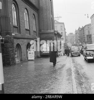 Aktuelle 13-7-1960: Wer hat geschossen? Ein Schuss kam aus dem Hotelzimmer im fünften Stock einer Farm in Richtung Karl-Johans-Tor. Im gleichen Moment brach ein Mann mittleren Alters auf einer Treppe die Straße runter zusammen, mit den Händen auf den Bauch gedrückt. Bevor er ohnmächtig wurde, beschwerte sich der 56-jährige Stationsvorarbeiter Nils Mathiesen über die Leute, die um ihn herum waren: Wer hat auf mich geschossen? Während die Ärzte um Mathiesen's Leben kämpften und die Leute sich beeilten, begannen die Ermittler mit ihrer gründlichen Arbeit. Nach sechs hektischen Stunden konnten sie die Frage beantworten. Foto: Ivar Aaserud / Aktuell / NTB ***FOTO NICHT IMAGE Stockfoto