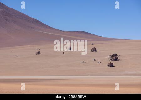 Malerische Wüste Salvador Dali, nur ein natürlicher Anblick auf der malerischen Lagunenroute durch den bolivianischen Altiplano in Südamerika Stockfoto