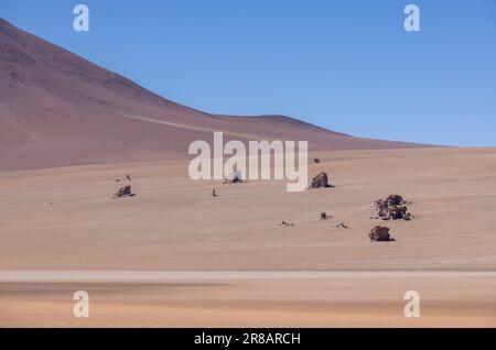 Malerische Wüste Salvador Dali, nur ein natürlicher Anblick auf der malerischen Lagunenroute durch den bolivianischen Altiplano in Südamerika Stockfoto