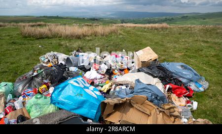 Müll wurde auf dem offenen Moor über dem Eden Valley in der Nähe von Kirkby Stephen hinterlassen, nachdem ein Reiselager abfuhr. Cumbria, Großbritannien. Stockfoto