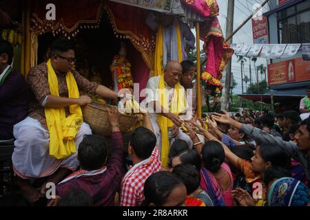 Sylhet, Sylhet, Bangladesch. 20. Juni 2023. Rath Yatra wurde in Sylhet in festlicher Atmosphäre gefeiert. Etwa 50.000 Anhänger Sanatanas nahmen an der Rath Yatra Teil, um für den Segen von Lord Jagannath, Lord Baladev und Mutter Subhadra Devi zu beten. (Kreditbild: © MD Akbar Ali/ZUMA Press Wire) NUR REDAKTIONELLE VERWENDUNG! Nicht für den kommerziellen GEBRAUCH! Stockfoto