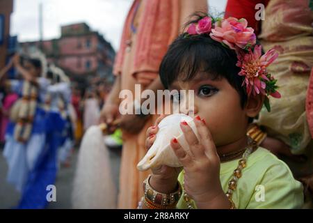 Sylhet, Sylhet, Bangladesch. 20. Juni 2023. Rath Yatra wurde in Sylhet in festlicher Atmosphäre gefeiert. Etwa 50.000 Anhänger Sanatanas nahmen an der Rath Yatra Teil, um für den Segen von Lord Jagannath, Lord Baladev und Mutter Subhadra Devi zu beten. (Kreditbild: © MD Akbar Ali/ZUMA Press Wire) NUR REDAKTIONELLE VERWENDUNG! Nicht für den kommerziellen GEBRAUCH! Stockfoto