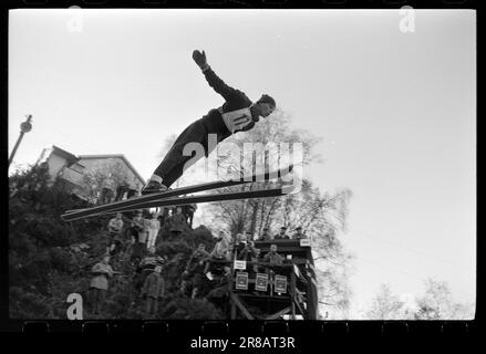 Actual 47-4-1960 : luftiger Schwebeflug ohne Schnee Bergen's Ski Circle zusammen mit Fana Idrettslag und Hoppsportens Freunden organisierten Rennen in Lilletvedtbakken in Fana außerhalb von Bergen. Der Abflusskanal war mit zerstoßenem Eis von Bergen Fiskeinwiesi überzogen. Foto: Sverre A. Børretzen / Aktuell / NTB ***FOTO NICHT IMAGE PROCESSED*** Stockfoto