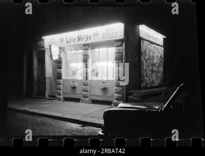 Aktuell 57-4-1960: Hier kann ein Bier Sie das Leben kosten zwei Norweger haben in den letzten vier Monaten auf der Reperbahn in Hamburg ihr Leben verloren. Einer wurde von einem Kellner mit schwerem Aschenbecher in der "Moderne Welt" niedergeschlagen, der andere bekam einen freundlichen Abschied eine Treppe hinunter und fiel mit dem Kopf nach unten. Die meisten entkommen mit ihrem Leben, aber es kann immer noch ein teures Vergnügen sein. Foto: Ivar Aaserud / Aktuell / NTB ***FOTO NICHT ABGEBILDET*** Stockfoto