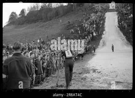 Actual 47-4-1960 : luftiger Schwebeflug ohne Schnee Bergen's Ski Circle zusammen mit Fana Idrettslag und Hoppsportens Freunden organisierten Rennen in Lilletvedtbakken in Fana außerhalb von Bergen. Der Abflusskanal war mit zerstoßenem Eis von Bergen Fiskeinwiesi überzogen. Foto: Sverre A. Børretzen / Aktuell / NTB ***FOTO NICHT IMAGE PROCESSED*** Stockfoto