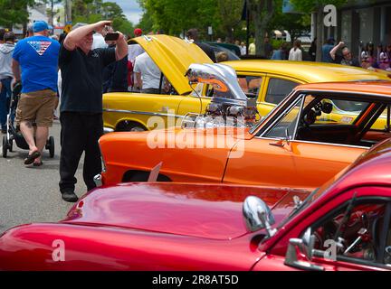 Pater's Day Auto Show - Hyannis, Massachusetts, Cape Cod - USA. Ein Mann filmt mit seinem I Phone autos auf der Ausstellung. Stockfoto