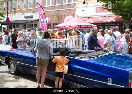 Pater's Day Auto Show - Hyannis, Massachusetts, Cape Cod - USA. Ich schaue mir ein Auto an, mit der Menge im Hintergrund Stockfoto