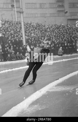 Tatsächlich 4-6-1947: WC auf EisskatingBoil für 10 Sekunden. Die Eiskunstlauf-Weltmeisterschaft 1947 verlief im Stil aller vorherigen großen Rennen dieses Jahres. Der Höhepunkt waren zweifellos die 10.000 Meter, auf denen Sverre Farstad aus Trønder gegen Finn Lassi Parkkinen kämpfte. Die Haupttribüne war während des gesamten Rennens voller Spannung, aber die trønder konnte Parkkinen nicht festhalten. Farstad verbrachte genau 10 Sekunden zu viel und wurde finnischer Weltmeister. Foto: Aktuell/NTB ***FOTO NICHT VERARBEITET*** Stockfoto