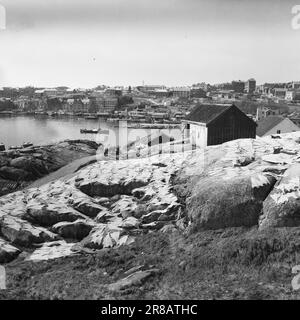 Tatsächlich 11 803-1-1947: Wiederaufbau in Kristiansund Kristiansund N. die auf Felsen und Bergen gebaute Stadt verschwand nach dem deutschen Bombenanschlag im Jahr 1940 in einem einzigen riesigen Feuer. Die Spuren sind fast gelöscht. Seit 7 Jahren leben sie in Baracken, so nah wie Hering in einem Fass. Noch sind nicht alle in die Stadt zurückgekehrt. Jetzt wird die Stadt wieder aufgebaut, aber es braucht Zeit. Jeden Tag freuen sich die Kristiansund-Leute über die Entwicklung, und während sie darauf warten, dass sie einziehen, trocknen sie Felsfische auf jedem Felsen. Foto: Per Bratland / Aktuell / NTB ***FOTO NICHT ABGEBILDET*** Stockfoto