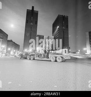 Derzeit 20-2-1960: Amalie auf einer Städtereise Amalie, ihre Freundin und die Kinder wiegen zusammen 2,5 Tonnen und sind 3,5 Meter groß. Sie wurden vom Bildhauer Emil Lie geschaffen und vom Ila-Tal nach Rådhusplassen transportiert, wo sie von einer vier Meter hohen Säule aus über den Hafen blicken. Foto: Ivar Aaserud / Aktuell / NTB ***FOTO NICHT ABGEBILDET*** Stockfoto