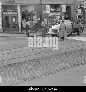 Strom 17-5-1960: Helfen Sie Blind. Tag und Nacht in ewiger Dunkelheit. Nur wenn das Sonnenlicht besonders stark ist, weiß er, was Licht ist. Dann flackert es irgendwo im Hinterkopf. Unangenehm, ohne Erfolg. Deshalb trägt er eine schwarze Brille, Bjørn Myrberg, einer der 4.000 Norweger, die nicht sehen können, einer von denen, die unsere Hilfe brauchen. Gibst du ihm einen anstrengenden Tag im Verkehr? Foto: Aage Storløkken / Aktuell / NTB ***FOTO NICHT VERARBEITET*** Stockfoto