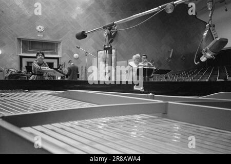 Tatsächlich 55-8-1960: Sie ist eine totale Hit-Parade Elisabeth Granneman ist nicht mehr "die singende Hausfrau aus Lørenskog". Sie ist Profi vom frühen Morgen bis spät in die Nacht - von morgens bis abends... Foto: Sverre A. Børretzen / Aktuell / NTB ***FOTO NICHT IMAGE PROCESSED*** Stockfoto