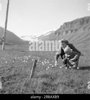 Derzeit 19-4-1947: Englische Dame in Svalbardenglisches Stadtmädchen für Polarnächte in Svalbard. Mrs. Kitty Thorbergsen traf Liebe in London, als sie als Bürodame im britischen Luftfahrtministerium arbeitete. In der Pension, in der sie wohnte, zog der Norweger per Thorbergsen schließlich ein, und es kam süße Musik. Jetzt sind sie verheiratet, haben Kinder und leben in Svalbard, wo per derzeit stationiert ist. Foto: Th. Skotaam/Aktuell/NTB ***FOTO NICHT VERARBEITET*** Stockfoto