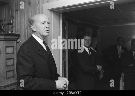 Strom 39-2-1960 : Altes Gold glitzert auf der Molke. In diesem Land wurde noch nie so viel olympisches Gold gesammelt wie in Mysen am 30. August. In dieser historischen Nacht wurde das Olympiaklubben von Sonja Henie gegründet, die sich selbst zum Vorsitzenden wählte, weil sie in jeder Hinsicht das einzige goldene Mädchen war. Nur Olympiasieger können diesem exklusiven Club beitreten. Foto: Sverre A. Børretzen/Aktuell/NTB Stockfoto