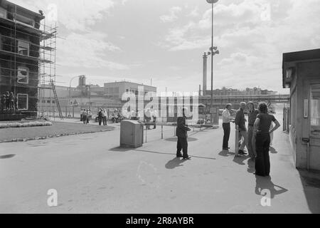 Aktuell 29 - 7 - 1974: Aus diesem Grund streiken Arbeiter von Hydro stands4.500 bei Norsk Hydro. Es könnte ein ziemlich langer Streik werden. Foto: Sverre A. Børretzen / Aktuell / NTB ***FOTO NICHT IMAGE PROCESSED*** Stockfoto