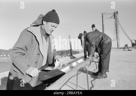 Aktuell 50-6-1960: In Brevik wird eine Brücke gebaut. Bald werden die endlosen Schlangen an Autos vor der Fähre Brevik-Stathelle ein Ende haben, da in Brevik eine Brücke gebaut wird. Foto: Sverre A. Børretzen / Aktuell / NTB ***FOTO NICHT IMAGE PROCESSED*** Stockfoto