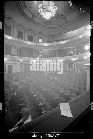 Strom 23-5-1960 : die leeren Bänke im Nationaltheatret. Jedes Frühjahr haben wir eine Theaterkrise. Dieses Jahr sind die Kassen des Nationaltheaters am Tiefpunkt. Der Finanzdirektor ist wieder auf der Bettelspur. Er kann damit umgehen. Aber können wir eine Krise im nächsten Frühjahr verhindern? Foto: Sverre A. Børretzen/Aktuell/NTB Stockfoto