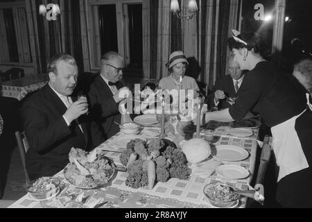 Aktueller 52. 2. 1960: Blumenkohl ala Christmas Ribs, Schauspieler Willie Hoel mit Ablegoyers auf dem Weihnachtstisch. Chlorophyll ist eine Party die diesjährige Firmenfeier fand unter dem Motto „Wohlbefinden am Arbeitsplatz“ im Restaurant für Rohkost statt. Gegen Kardialgie, Holzfäller und Mundgeruch." Foto: Sverre A. Børretzen / Aktuell / NTB ***FOTO NICHT IMAGE PROCESSED*** Stockfoto