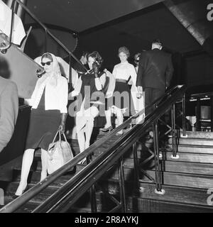 Aktuell 23-6-1960: 500 NOK pro Minute, Auftritt von Marlene Dietrich in Regnbuen in Oslo. 400 Manager, die Ehefrauen von Grundbesitzern und andere, die es sich leisten konnten, einen Ticketpreis von 125 NOK zu zahlen, haben sich in Gegenwart der charmanten Großmutter amüsiert. Foto: Sverre Heiberg / Aktuell / NTB ***FOTO NICHT ABGEBILDET*** Stockfoto