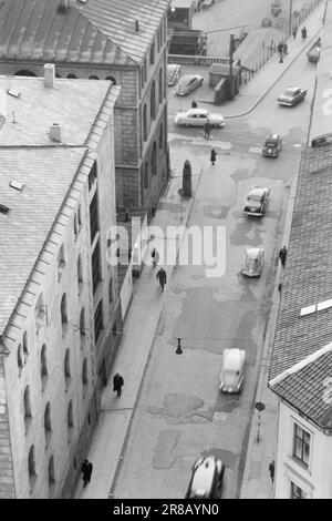 Aktuell 3-3-1960: Menschen hinter Gittern Was geschieht hinter diesen düsteren Mauern? Gefangene werden in Eisen und Käfige gesteckt, behauptet Jens Bjørneboe. Folter! ruft Dagbladet. Wir setzen Zwangsmaßnahmen ein, um zu verhindern, dass sich die Gefangenen selbst verletzen, und antworten der Gefängnisleitung. Was ist die Wahrheit? Wie fühlt es sich an, „auf einem Ast zu liegen“? Der Mitarbeiter von Aktuell hat es ausprobiert! Foto: Sverre A. Børretzen / Aage Storløkken / Aktuell / NTB ***FOTO NICHT ABGEBILDET*** Stockfoto