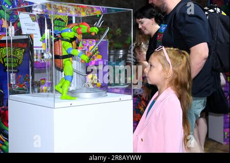 EDITORIAL ONLY ALLISON, 6 Jahre alt bei einer Veranstaltung, um die neue Spielzeugserie Teenage Mutant Ninja Turtles Mutant Mayhem von der Spielzeugfirma Character Options zu präsentieren. Foto: Dienstag, 20. Juni 2023. Stockfoto