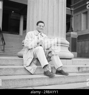 Aktuell 3-11-1960: Auf der Flucht vor Hass Südafrikas Gestapo verfolgte den 23-jährigen Hans Beukes aus einem einzigen Grund durch drei Länder: Er ist farbig. Aber Beukes entkam, und vom UN-Podium ließ er die ganze Welt auf ihn hören. Nach vielen Abenteuern fand er einen Zufluchtsort in Oslo. Foto: Aage Storløkken / Aktuell / NTB ***FOTO NICHT VERARBEITET*** Stockfoto