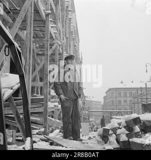 Aktuelle 49-2-1960: Woher kommen die Schüler? Die meisten Studenten werden noch immer aus dem akademischen Sektor rekrutiert. Von den insgesamt 1.755 neu Matrikulationsstudenten in diesem Jahr kamen 415 aus Familien, in denen die Väter Akademiker waren. Die akademische Ausbildung ist bis zu einem gewissen Grad vererbt. Veränderung ist notwendig! Väter mit Handwerk- und Industriebetrieb: 184 Foto: Ivar Aaserud / Aktuell / NTB ***FOTO NICHT BILDVERARBEITET*** Stockfoto