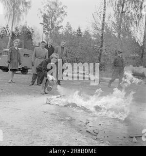 Strom 47-1-1960: Die Flugzeuge ins Wohnzimmer. Wir wissen noch zu wenig über die Auswirkungen von Lärm auf das Gehör und die Nerven. Dennoch beginnen wir mit dem Bau eines großen Flughafens in einem dicht bebauten Gebiet: Fornebu. Zwar wurden viele Häuser gebaut, nachdem der Flughafen kam, aber es ist klar, dass dies ein typisches Wohngebiet war, das gut für die Vorstadtentwicklung geeignet war. Foto: Ivar Aaserud / Aktuell / NTB ***FOTO NICHT ABGEBILDET*** Stockfoto