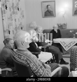 Aktuell 55-4-1960: Die ganze Welt kam nach Odalen. Das Rote Kreuz hat Geld für den Kauf eines Fernsehers für das Altenheim von Sør-Odal gesammelt. Zum ersten Mal in ihrem Leben sahen die Antiker eine riesige und wundervolle Welt mit Menschen, Städten und Nationen, von denen sie kaum gehört hatten. Foto: Aage Storløkken / Aktuell / NTB ***FOTO NICHT VERARBEITET*** Stockfoto