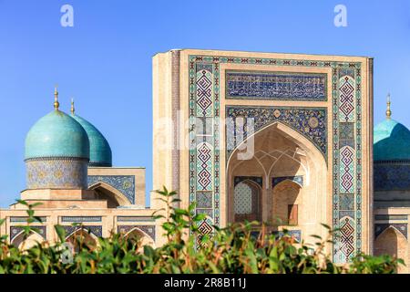 Taschkent, Usbekistan. 18. Oktober 2019: Blick auf Barak-khan Madrasah, Teil des Hazrati Imam Komplexes. Stockfoto