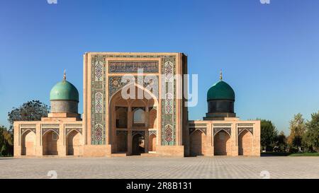 Taschkent, Usbekistan. 18. Oktober 2019: Blick auf Barak-khan Madrasah, Teil des Hazrati Imam Ensemble. Stockfoto