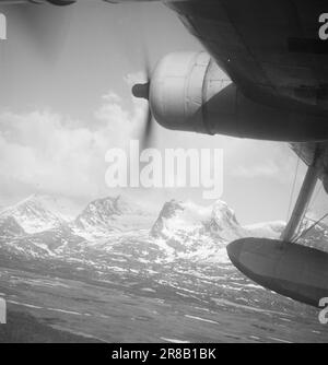 Derzeit 10-1947: Die fliegende Expressstrecke entlang Norwegens mit der fliegenden Hurtigrute auf der regulären Strecke, die im Juni eröffnet wird, startet jeden Morgen ein Flug von Tromsø und ein Flug von Stavanger, während einer in Reserve ist. Die Flugzeit beträgt etwa neun Stunden mit zusätzlichen Zwischenstopps in Bergen, Oslo, Trondheim, Brønnøysund/Sandnessjøen, Bodø und Harstad. Von Tromsø aus startet die Route Hammerfest–Vadsø–Kirkenes hodt mit anderen Flügen dreimal pro Woche. Die Fahrt Kirkenes–Oslo dauert daher zwei Tage mit dem fliegenden Hurtigruten. Jetzt vergeht etwa eine Woche. Die Natur Stockfoto