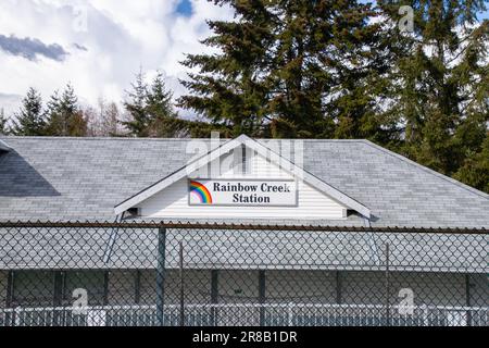 Burnaby, KANADA - März 8 2023 : ein Zeichen der Rainbow Creek Station von der Burnaby Central Railway. Stockfoto