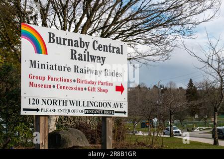 Burnaby, KANADA - März 8 2023 : Ein Straßenschild der Burnaby Central Railway an einem sonnigen Tag. Stockfoto