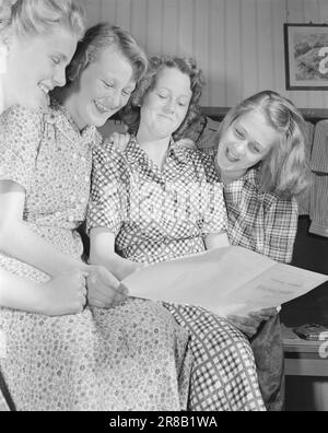 Derzeit 17-1950: Industrie in der WastelandBetween schneebedeckte Berge an der schwedischen Grenze, weit östlich von Bodø, liegt Sulitjelma. Die Menschen in dieser Bergstadt sind völlig abhängig vom Bergbau und den Minen. Die Kommunikation ist schlecht. Im Frühjahr und Herbst kann Sulitjelma vollständig von der Außenwelt isoliert werden. Die 3.000 Menschen, die dort leben, sind alle "de" und leben ihr eigenes Leben - fast wie ein Staat innerhalb eines Staates. Foto: Sverre A. Børretzen / Aktuell / NTB ***FOTO NICHT IMAGE PROCESSED*** Stockfoto