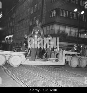 Derzeit 20-2-1960: Amalie auf einer Städtereise Amalie, ihre Freundin und die Kinder wiegen zusammen 2,5 Tonnen und sind 3,5 Meter groß. Sie wurden vom Bildhauer Emil Lie geschaffen und vom Ila-Tal nach Rådhusplassen transportiert, wo sie von einer vier Meter hohen Säule aus über den Hafen blicken. Foto: Ivar Aaserud / Aktuell / NTB ***FOTO NICHT ABGEBILDET*** Stockfoto