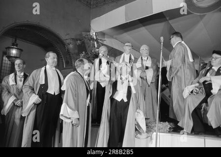 Aktuell 55-3-1960: Ehre auf der Nase der Künstlerverband ist 100 Jahre alt. Der Jahrestag wurde drei ganze Tage lang gefeiert, und einer der vielen Höhepunkte war der Künstlerball, wo 22 berühmte Männer und Frauen lila Nasen als Dankeschön für eine gute Arbeit erhielten. Foto: Sverre A. Børretzen / Aktuell / NTB ***FOTO NICHT IMAGE PROCESSED*** Stockfoto