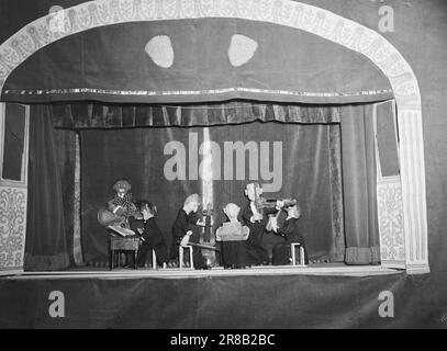 Tatsächlich 01-1947: Das Puppentheater die Kinder erobern die Theater zu Weihnachten, Kindershows werden oft im ganzen Land aufgeführt. Aktuell hat 'eineinhalb Stunden mit dem Weihnachtsmann' im Studioteatret in Oslo besucht. Das Rönnblad-Paar, das das gesamte Theater mit insgesamt 300 Puppen leitet, hat in schwedischen Grundschulen mehr als 5.000 Auftritte gegeben, und jedes Jahr werden die Auftritte von über 60.000 Kindern gesehen. Foto: Aktuell/NTB ***FOTO NICHT VERARBEITET*** Stockfoto