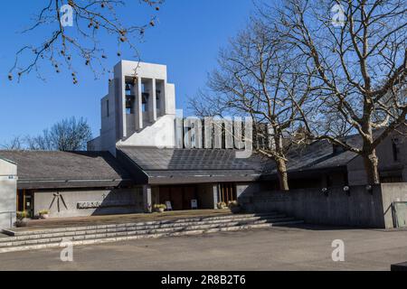 Basel, Schweiz - März 29. 2021: Die reformierte protestantische Titus-Kirche in Basel. Es ist ein modernes architektonisches Design Stockfoto