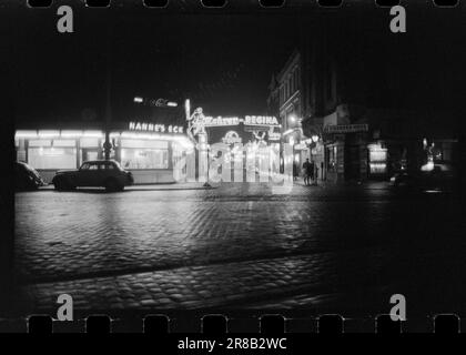 Aktuell 57-4-1960: Hier kann ein Bier Sie das Leben kosten zwei Norweger haben in den letzten vier Monaten auf der Reperbahn in Hamburg ihr Leben verloren. Einer wurde von einem Kellner mit schwerem Aschenbecher in der "Moderne Welt" niedergeschlagen, der andere bekam einen freundlichen Abschied eine Treppe hinunter und fiel mit dem Kopf nach unten. Die meisten entkommen mit ihrem Leben, aber es kann immer noch ein teures Vergnügen sein. Foto: Ivar Aaserud / Aktuell / NTB ***FOTO NICHT ABGEBILDET*** Stockfoto