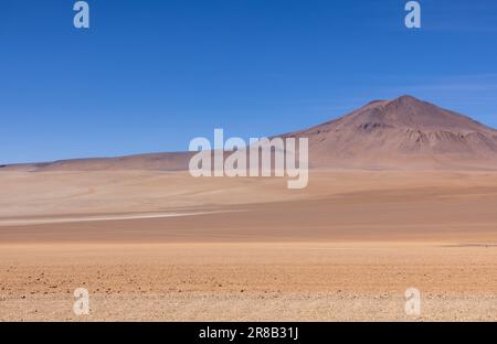 Malerische Wüste Salvador Dali, nur ein natürlicher Anblick auf der malerischen Lagunenroute durch den bolivianischen Altiplano in Südamerika Stockfoto