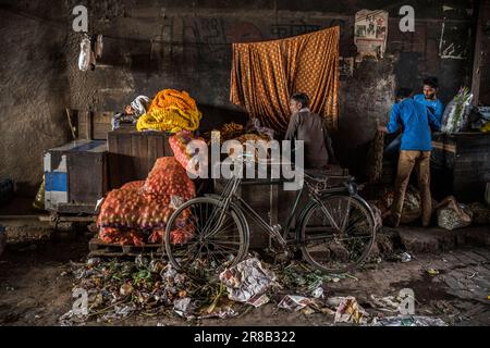 Händler auf dem Mallick Ghat Flower Market in Kalkutta, Indien Stockfoto