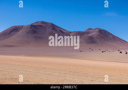 Malerische Wüste Salvador Dali, nur ein natürlicher Anblick auf der malerischen Lagunenroute durch den bolivianischen Altiplano in Südamerika Stockfoto